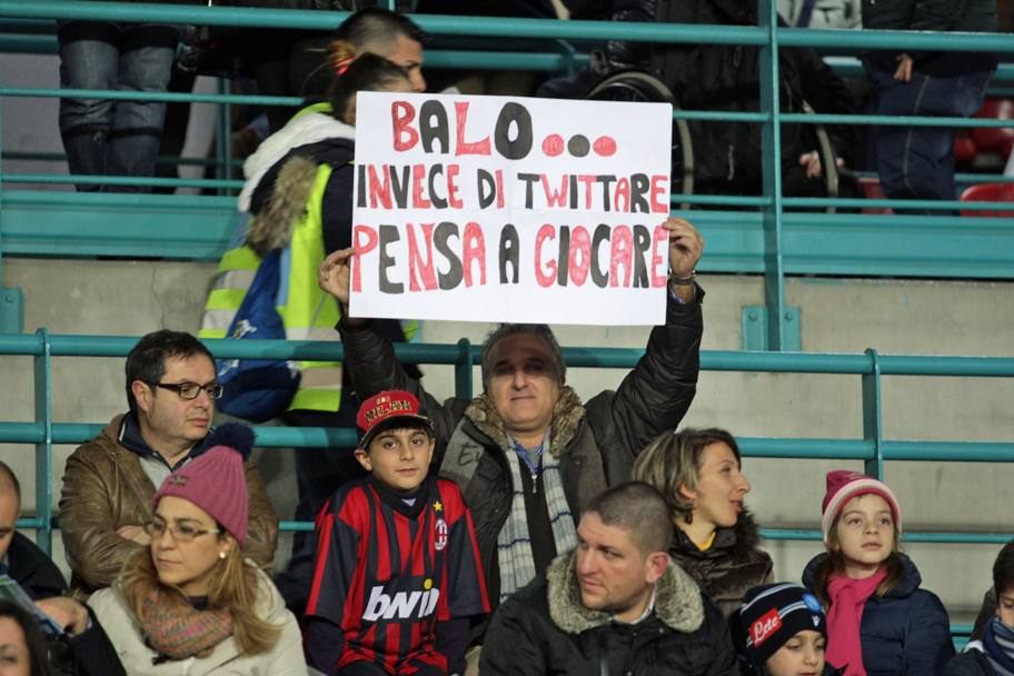 Un tifoso del Milan, invece, se la prende con Mario Balotelli: 